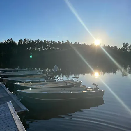Moderne Ved Sjoen Med Badstue Romskog