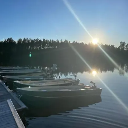Moderne Ved Sjoen Med Badstue