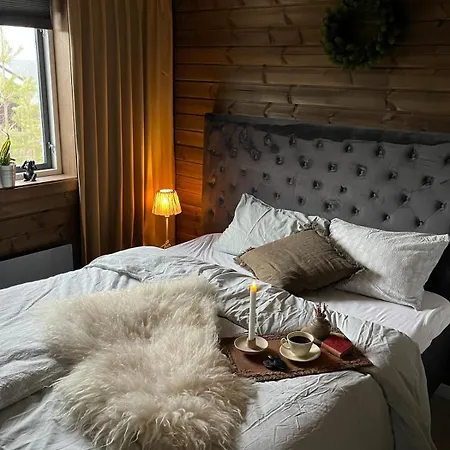 Moderne Ved Sjoen Med Badstue