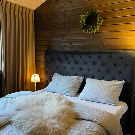 Moderne Ved Sjoen Med Badstue Ferienhaus