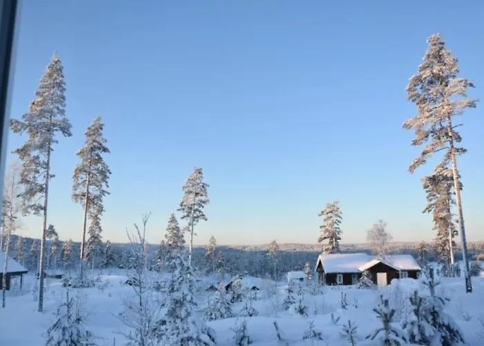 Moderne Ved Sjoen Med Badstue